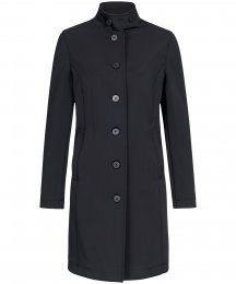 Mod&egrave;le femme, coupe regular fit
